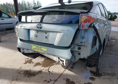 2016 Toyota Prius Three Touring z USA, uszkodzony, nr VIN JTDKARFU8G3007209